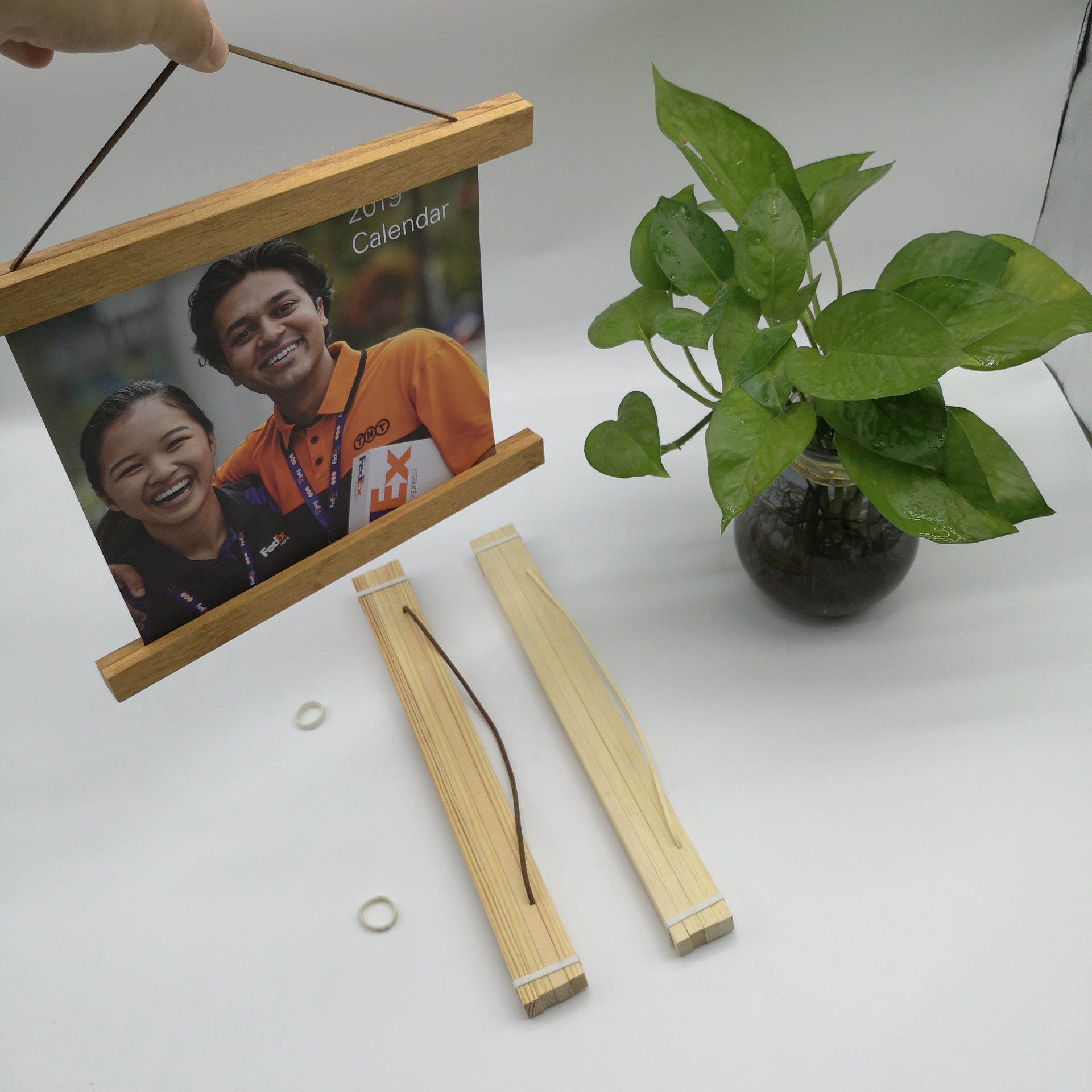 White Wood DIY Magnetic Painting Shaft Nordic Retro Photo Poster Decorative Painting Hanging Pole Fixed Magnet Hanging Shaft