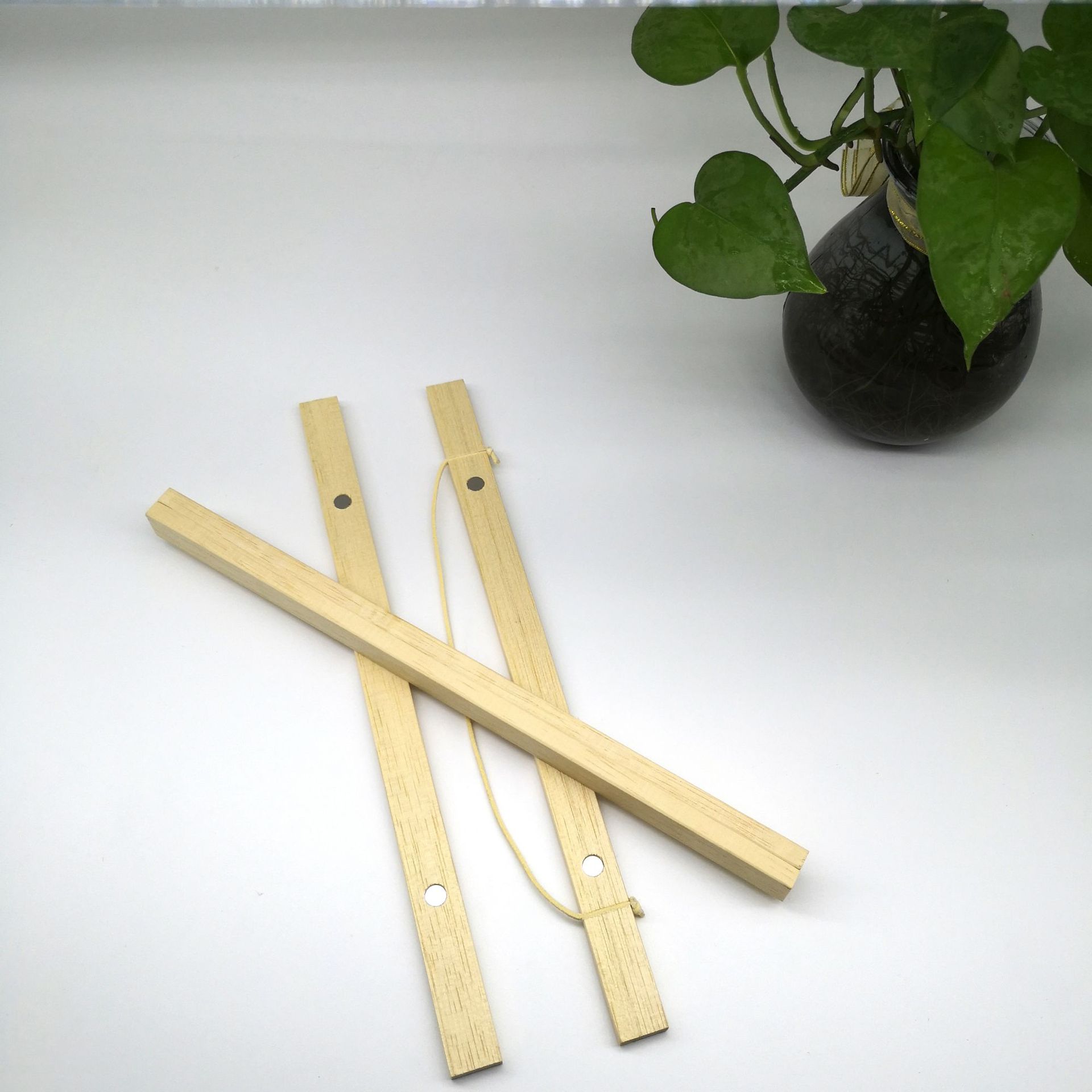 White Wood DIY Magnetic Painting Shaft Nordic Retro Photo Poster Decorative Painting Hanging Pole Fixed Magnet Hanging Shaft