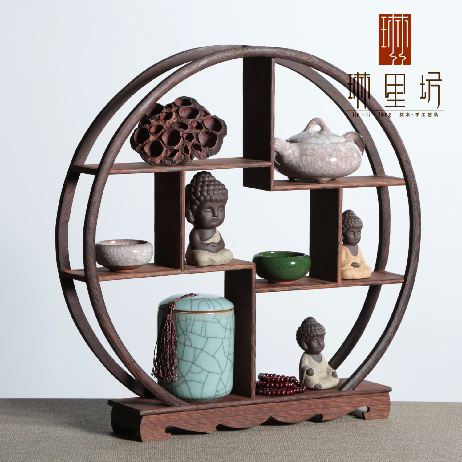 Антикварный стеллаж из красного дерева, маленькие украшения, которые можно сделать в виде изделий