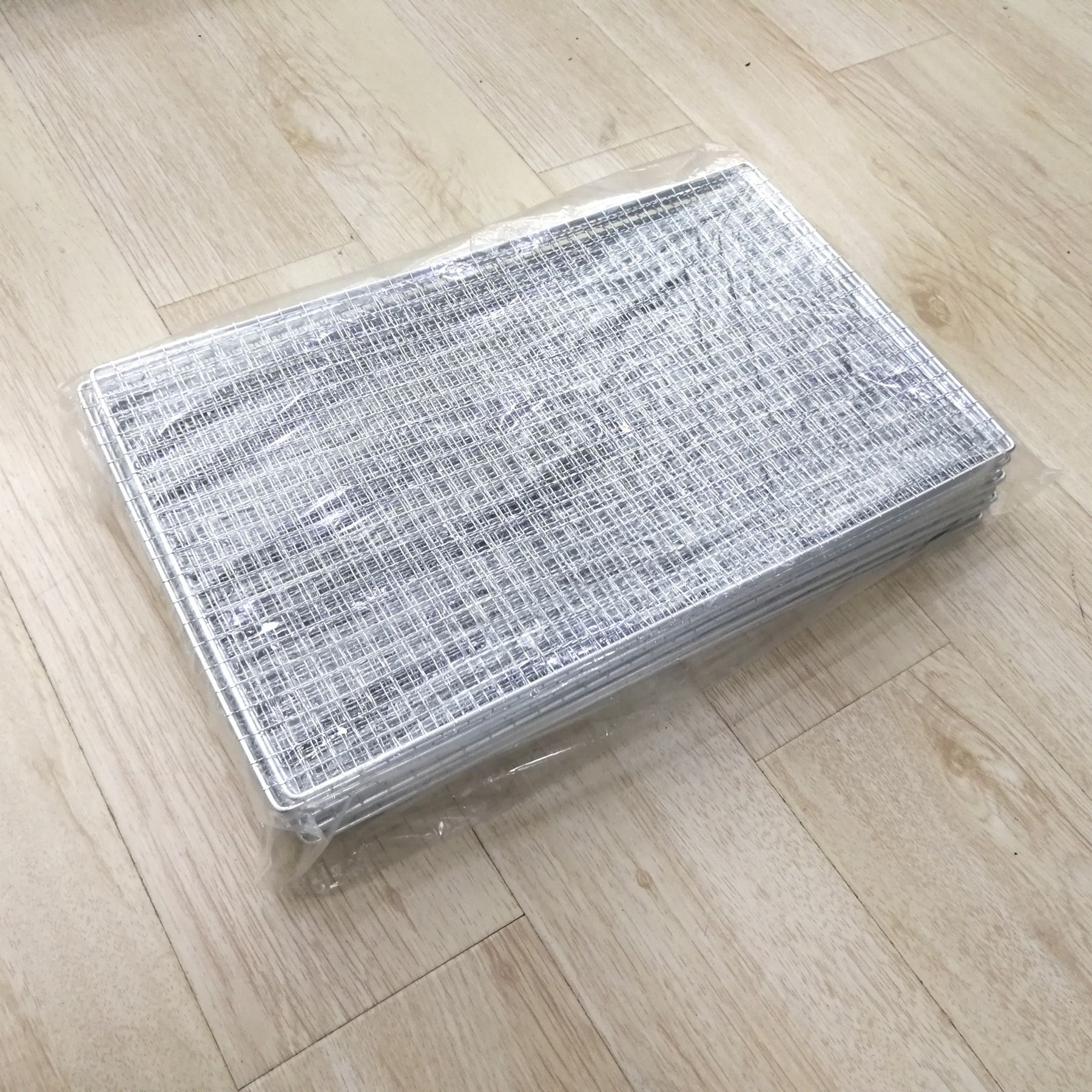 Factory Direct Supply, Zhongzhong Grilled Pull, Only Sold in Boxes, Galvanized Wave Grids Grids Grids Grilling Mesh, Barbecue Mesh