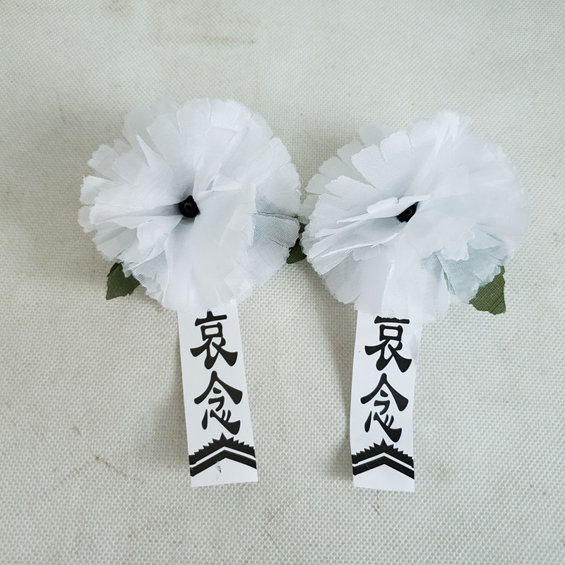 Оптовая продажа мемориальных услуг белые цветы белая бутоньерка похороны белые цветы траур с брошкой искусственные цветы для похорон