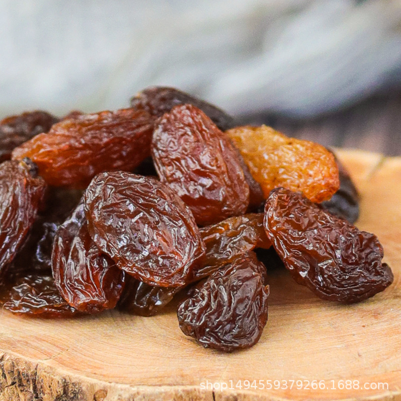 Baked Xinjiang red raisin large particles rose red raisin 100g red grape seed-free baking raw materials