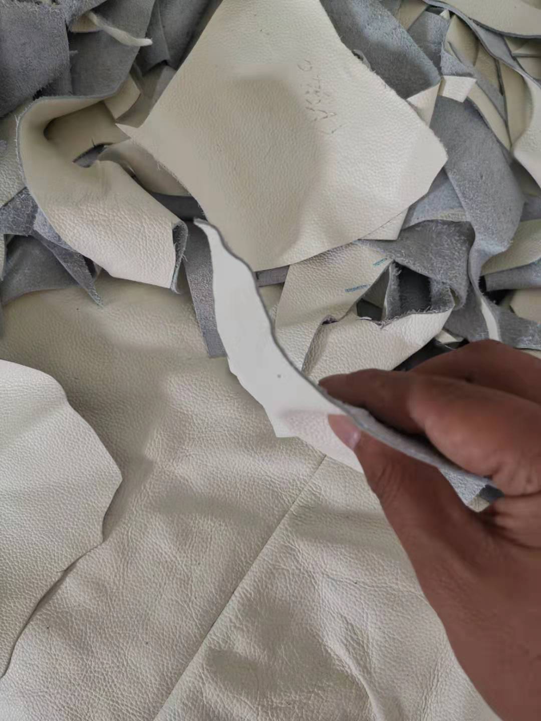 Измельченная кожа первого слоя из коровьей кожи, обрезки мебели, белая измельченная кожа, фактурная коровья кожа, переработанная измельченная коровья кожа, натуральная кожа