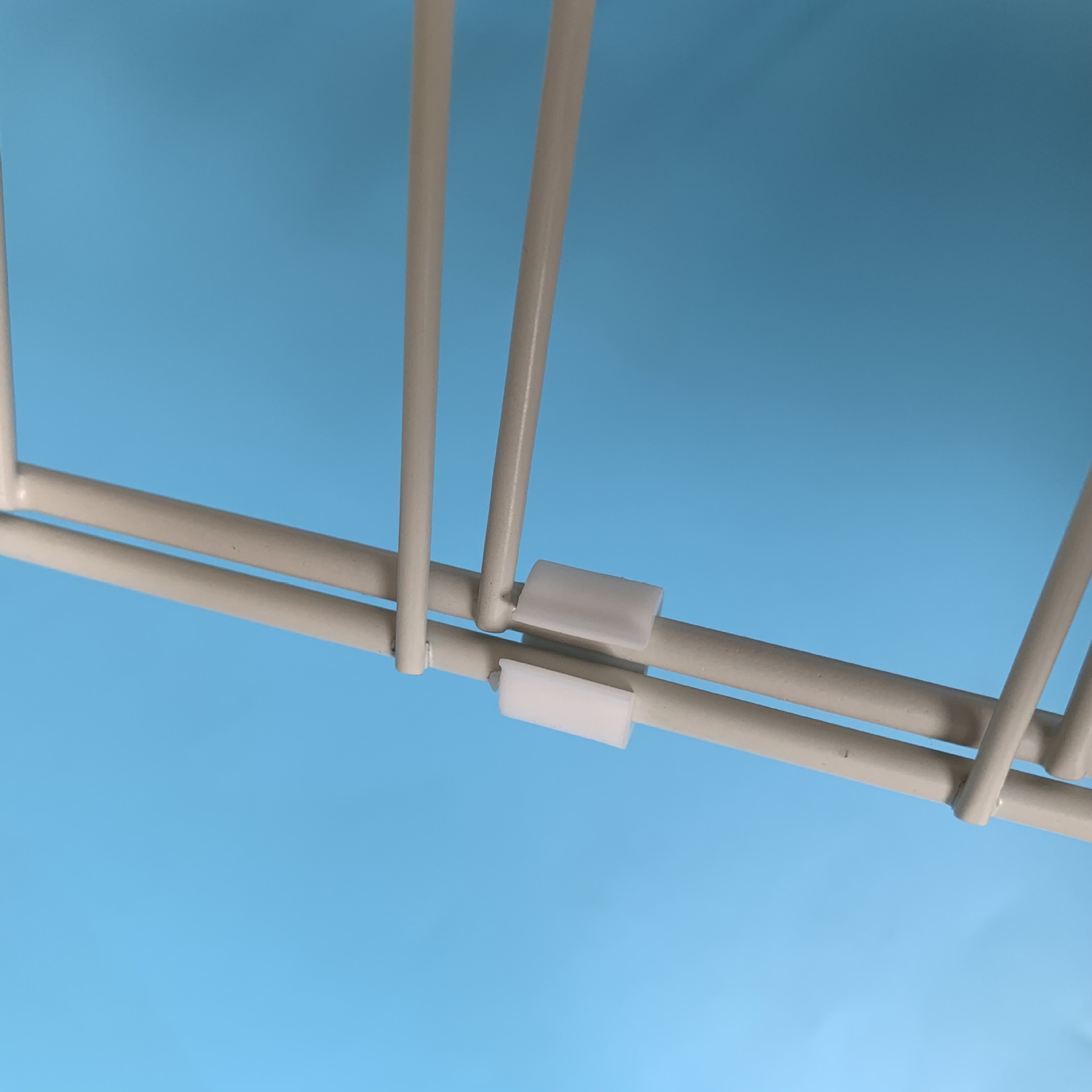 Factory wholesale drain basket rack 4cm three-word buckle storage rack plastic connection buckle hardware iron wire accessories