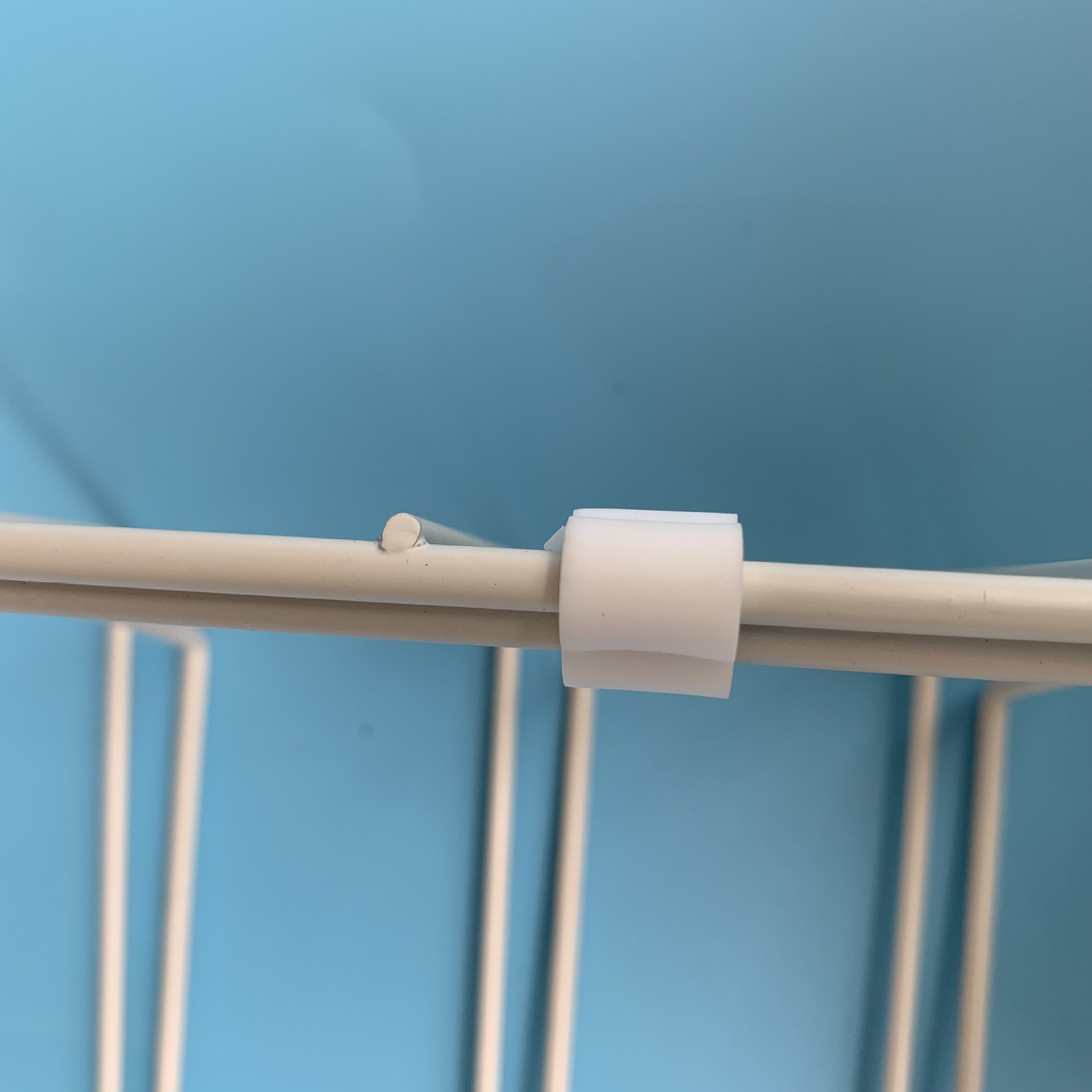 Factory wholesale drain basket rack 4cm three-word buckle storage rack plastic connection buckle hardware iron wire accessories