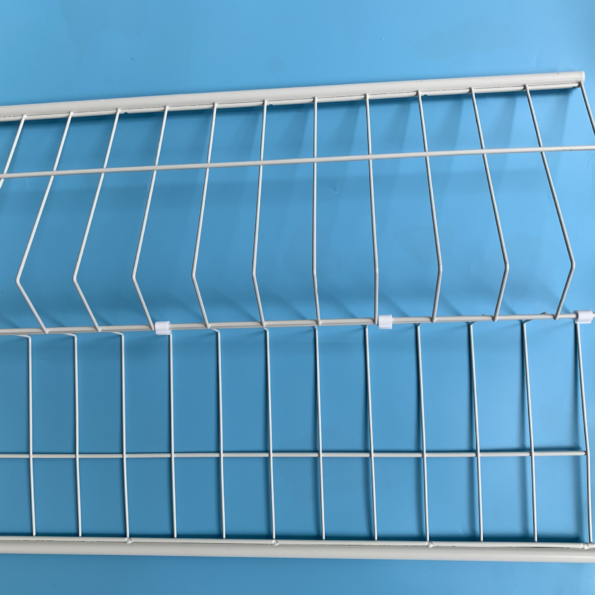 Factory wholesale drain basket rack 4cm three-word buckle storage rack plastic connection buckle hardware iron wire accessories
