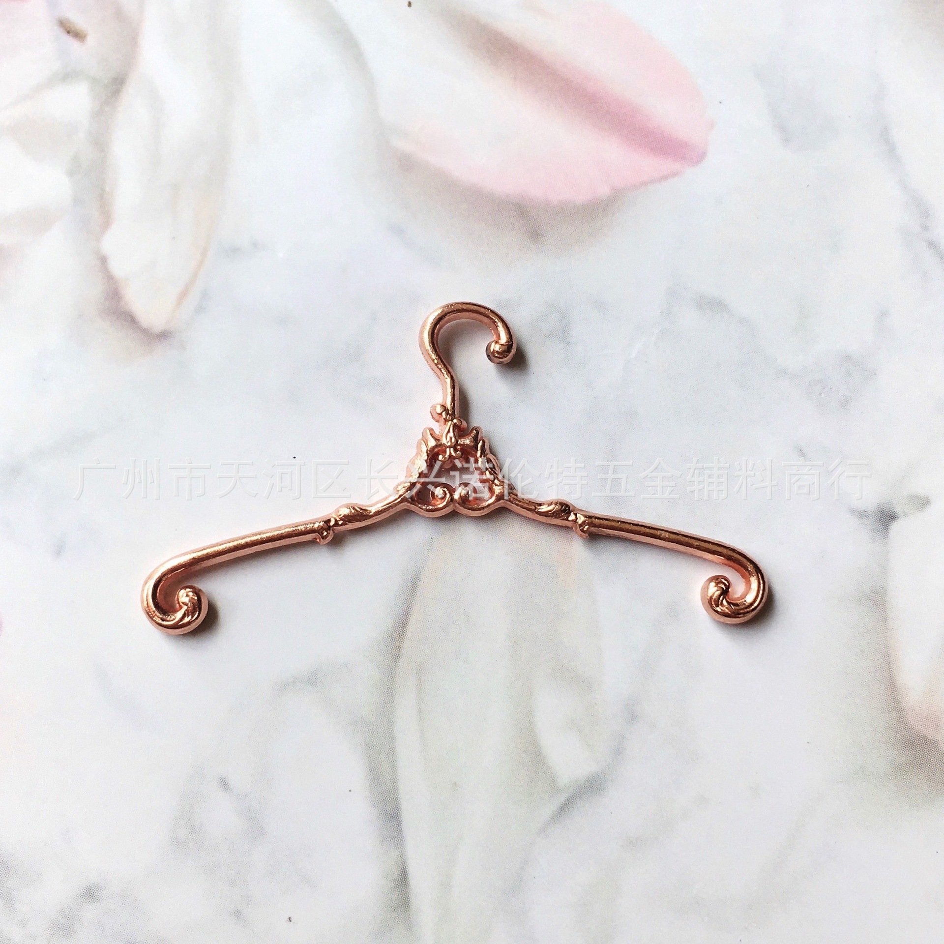 4cm high-grade retro metal mini hanger ob11 small size BJD12 doll clothes drying rack alloy