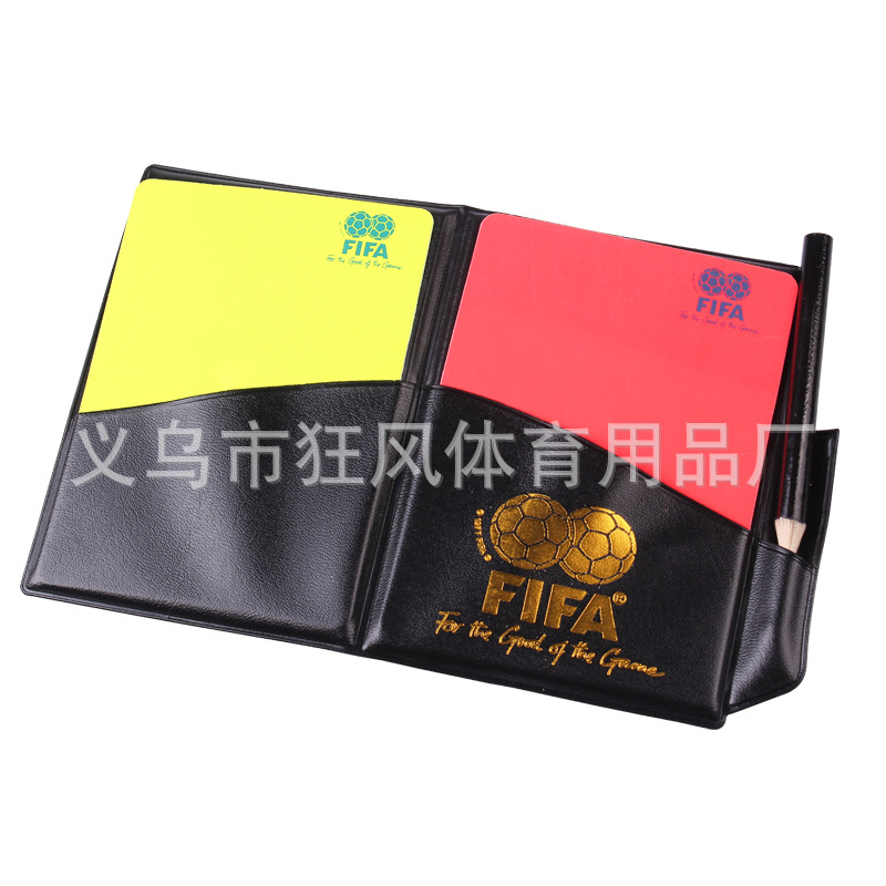 Производители поставляют красные и желтые карточки для футбольного матча инструменты судьи с бумагой для записи и карандашами