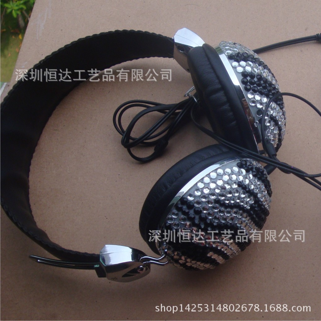 Shenzhen Manufacturer's Mobile Phone Square Mobile Power Supply with Diamonds, Diamonds, Round Power Bank, Processing Jewelry