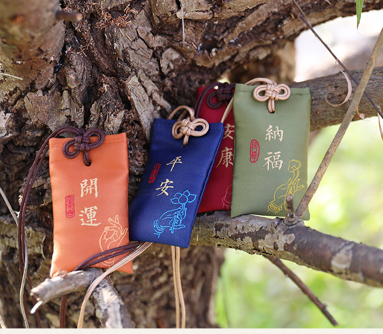 Factory wholesale blessing bag sandalwood incense bag Car pendant temple custom hanging neck bag peace sign Royal sachet