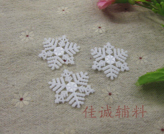 Plastic small snowflake Christmas holiday decoration accessories white snowflake DIY phone shell accessories 17-50mm