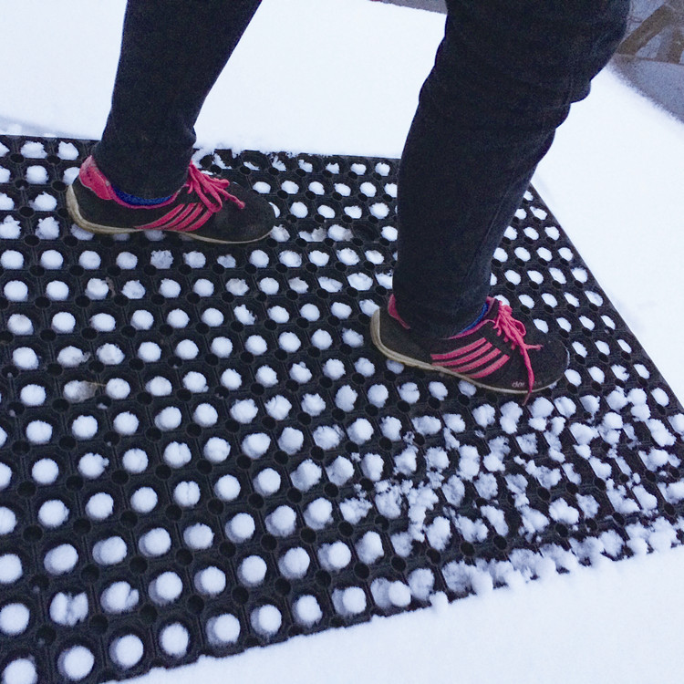 Резиновая плитка 22мм для палубы корабля лыжного курорта ударопрочная мягкая резина водонепроницаемая противоскользящая для улицы