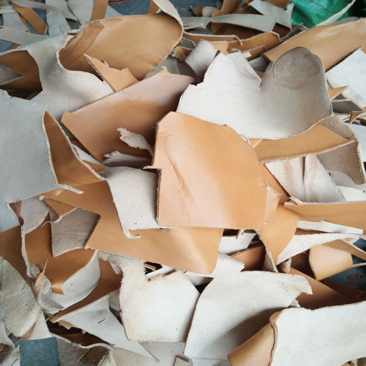 Знаки, обрезки кожи растительного дубления, крупные куски кожи первого слоя, оригинальные и цветные кожаные материалы в наличии