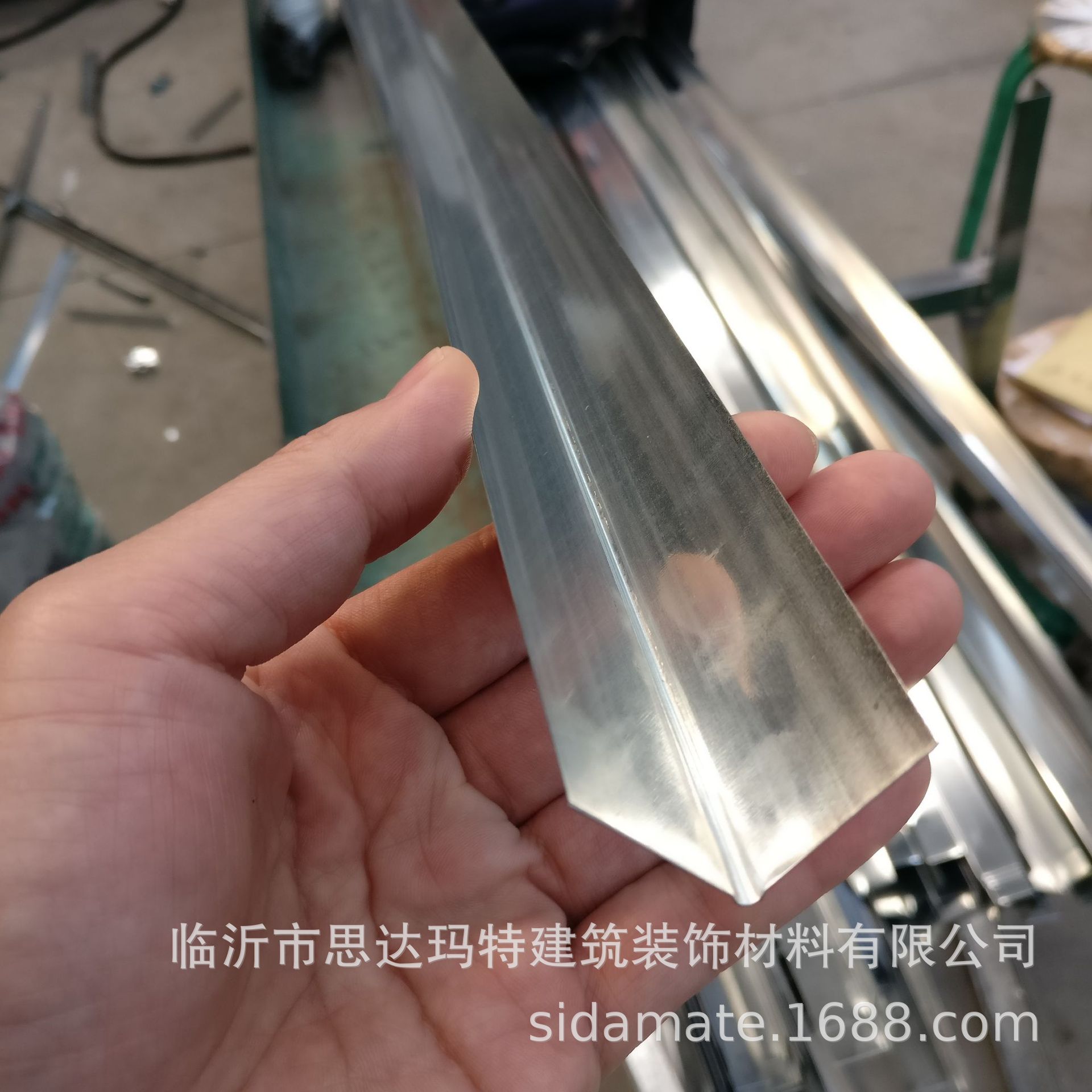 Linyi factory wholesale gypsum board ceiling light steel keel U-shaped corner 20x25mmL right angle keel 25