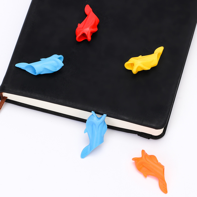 Factory Direct silicone fish pen holder in stock wholesale children student writing pen holder corrector