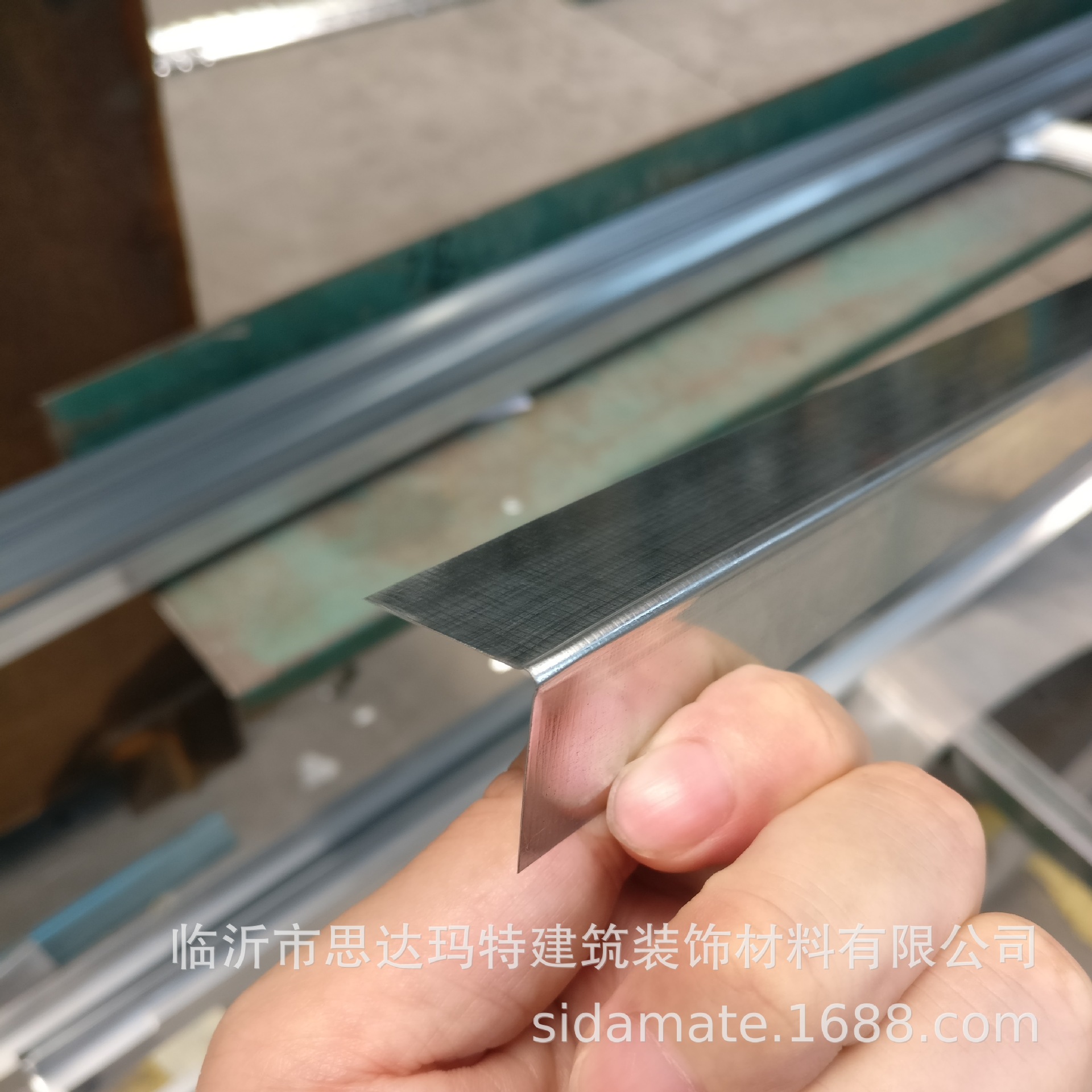 Linyi factory wholesale gypsum board ceiling light steel keel U-shaped corner 20x25mmL right angle keel 25