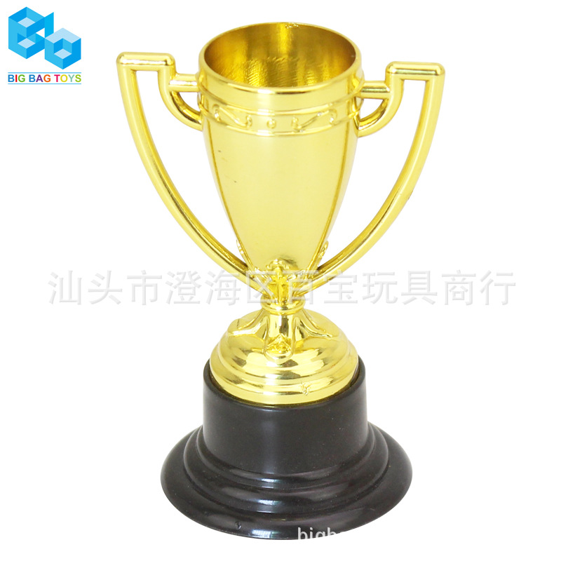 Amazon children's plastic small trophy kindergarten competition reward toy mini electroplating trophy toy