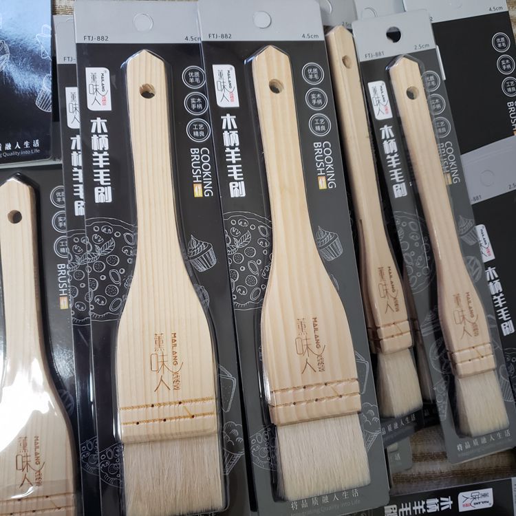 Щетка для выпечки с деревянной ручкой