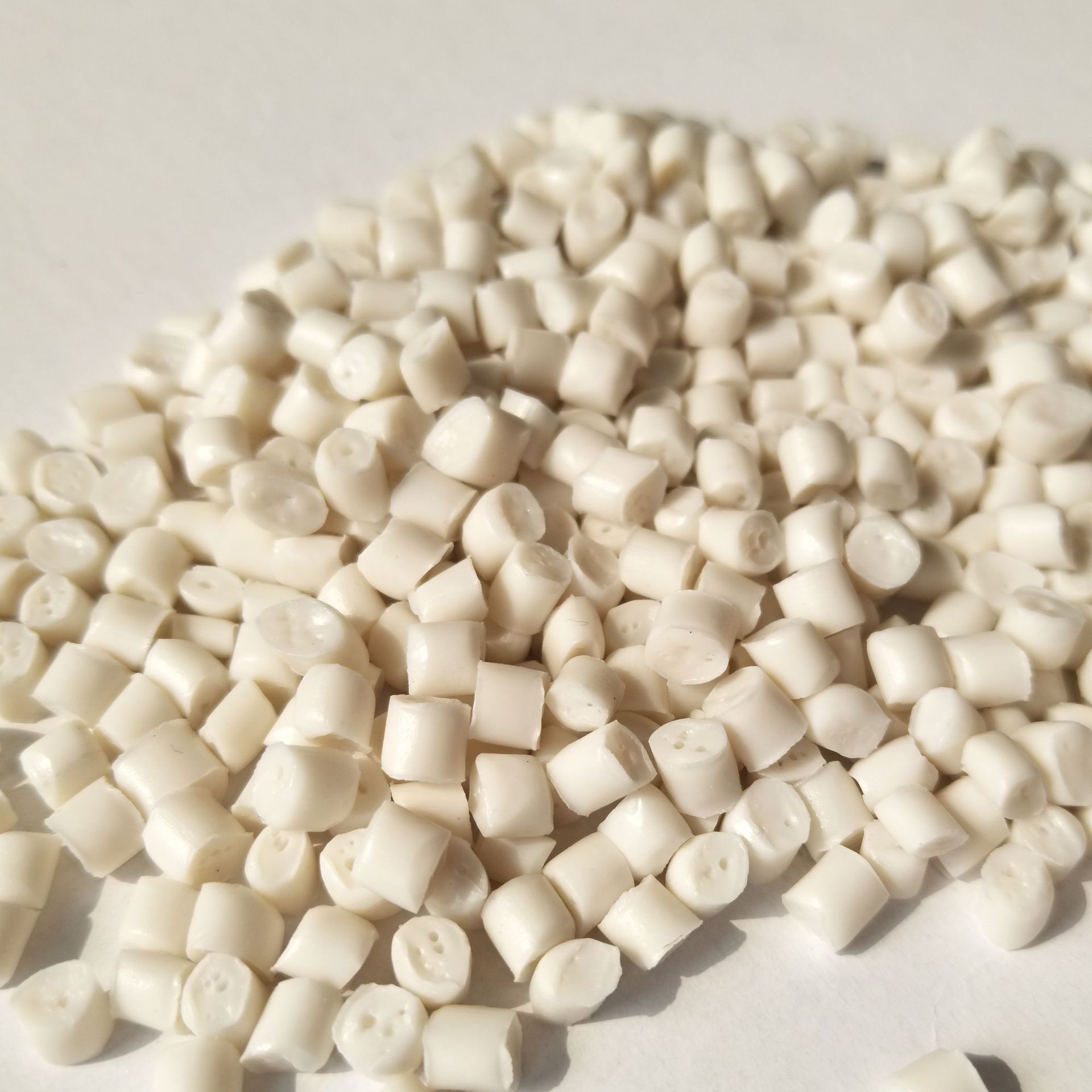 The Factory Direct Sales of White Ppr Granular Regeneration Materials Can Be Used to Make Double-Walled Corrugated Pipes Can Be Discounted in Large Quantities