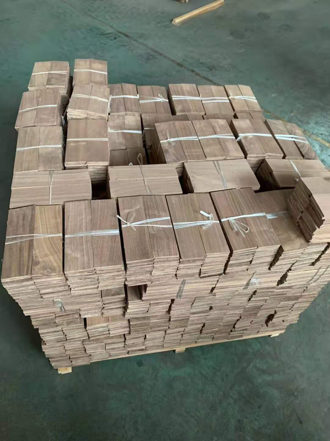 Natural Walnut Wood Chips 20mm Thin Slices Thin Board Material Solid Wood Large Board Natural Texture