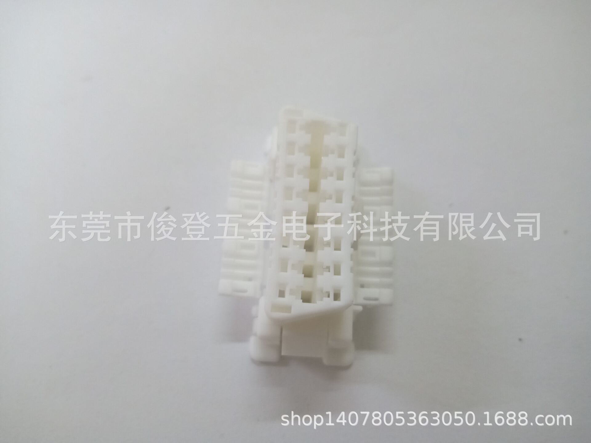 The manufacturer sells OBD2 female head, suitable for Toyota and Nissan wiring harness