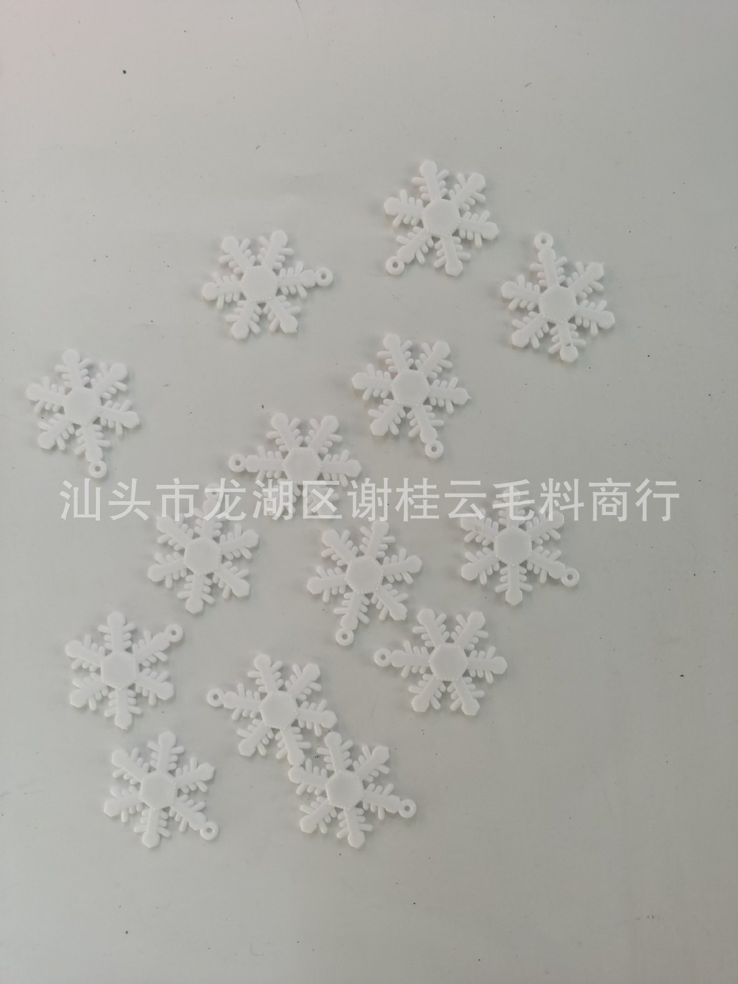 Plastic small snowflake Christmas holiday decoration accessories white snowflake DIY phone shell accessories 17-50mm