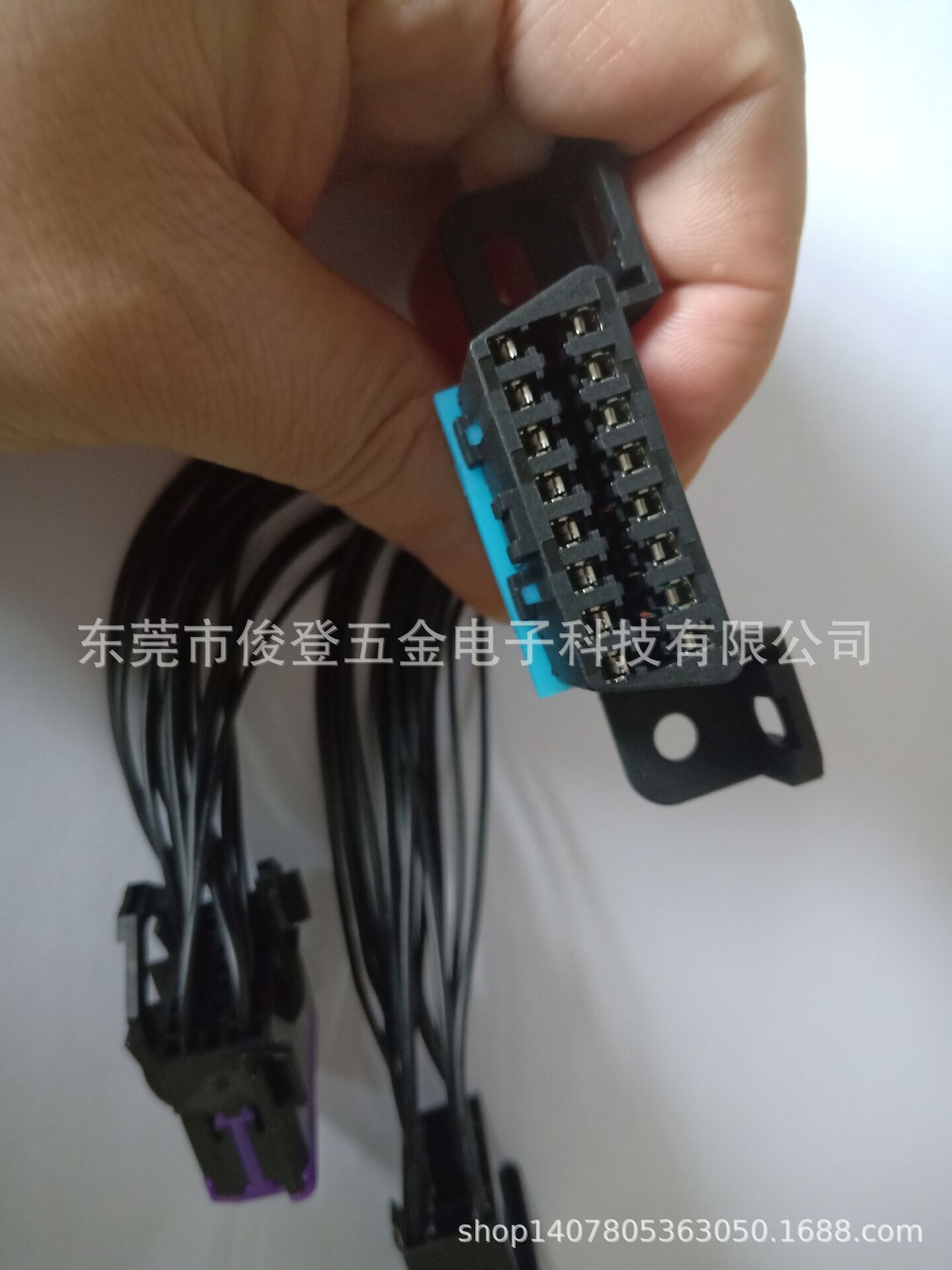 The manufacturer sells OBD2 one-two extension cord, suitable for Buick and Volkswagen cars.