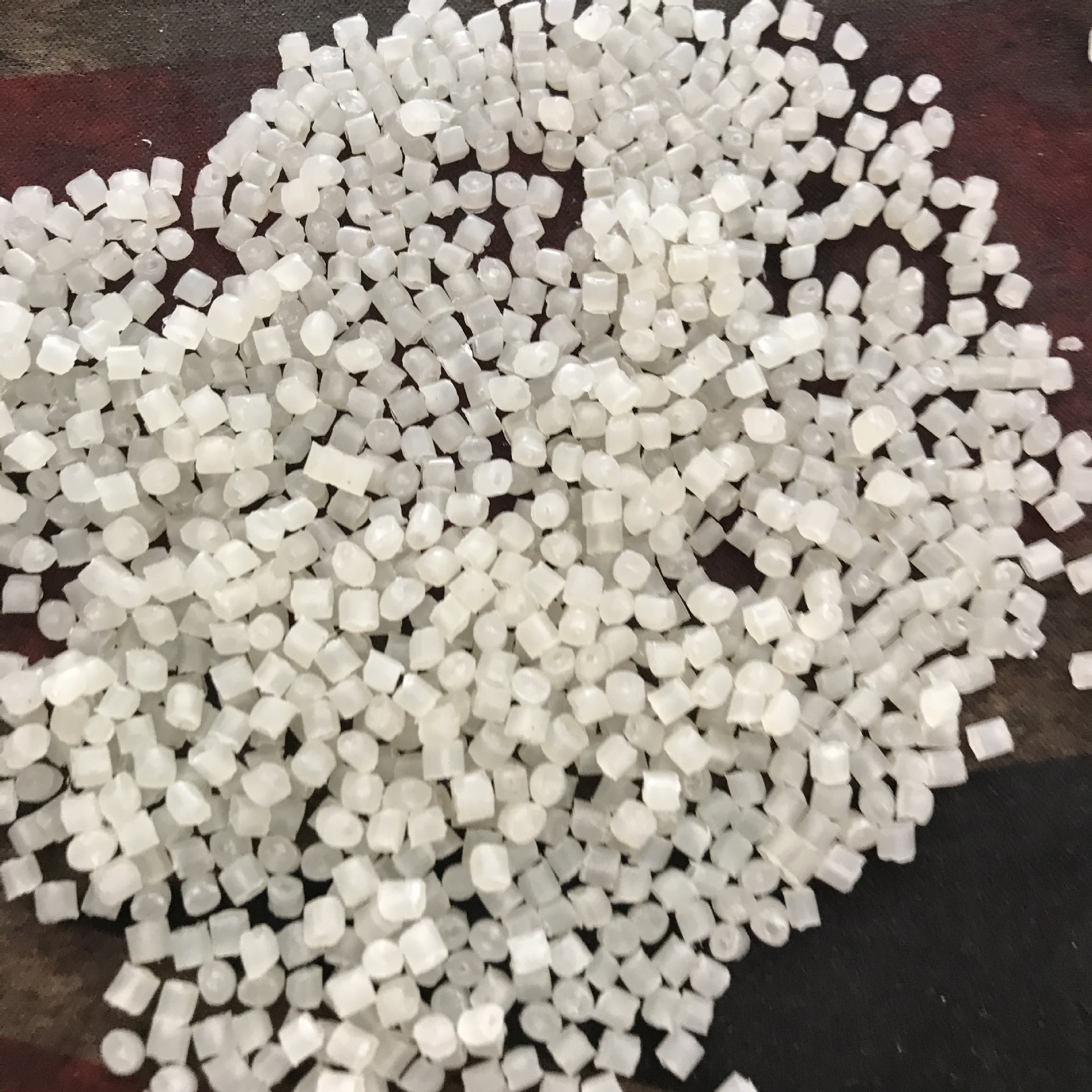 Manufacturers sell transparent translucent PP crushing recycled particles injection drawing water mouth material PP recycled particles