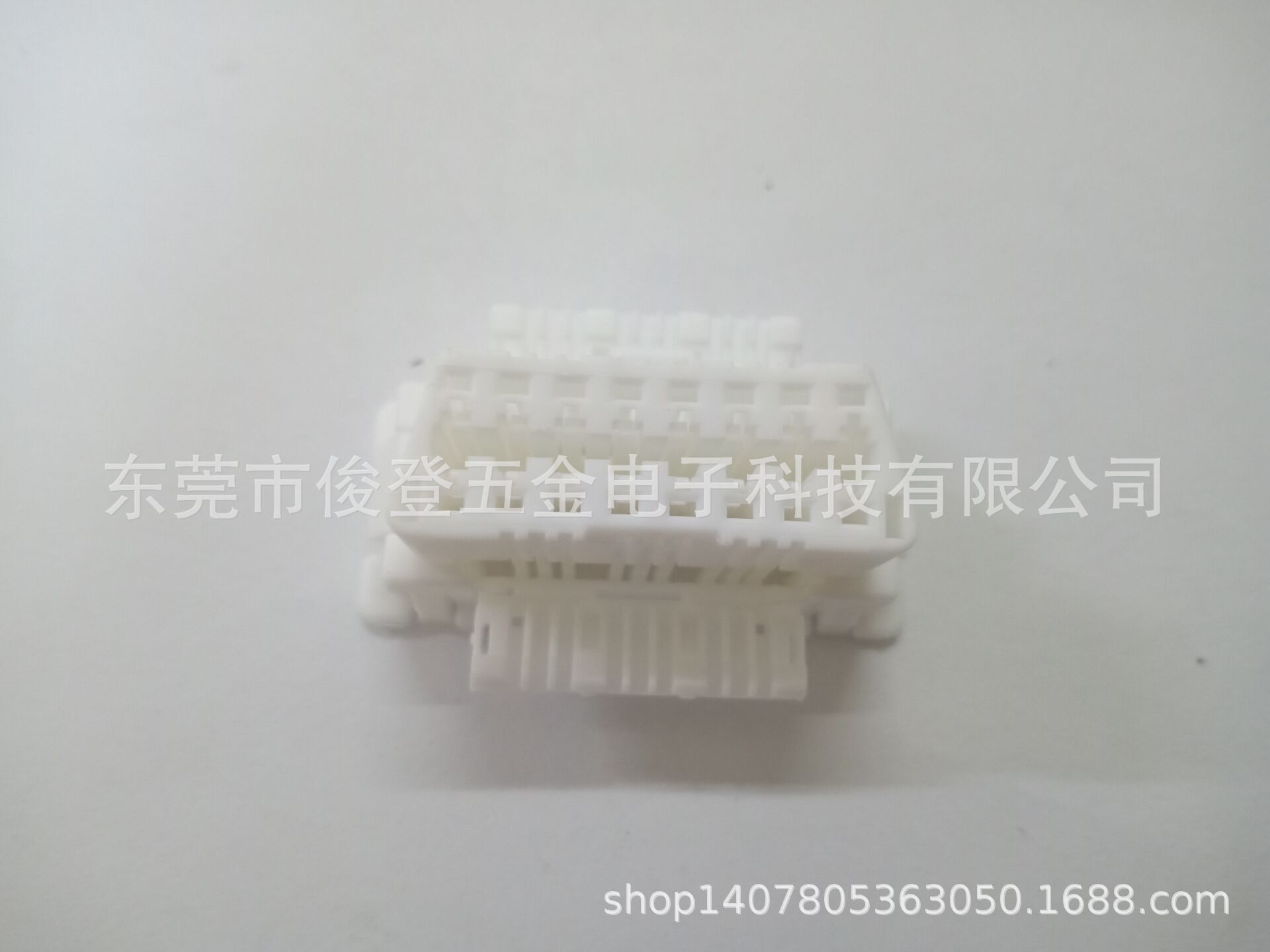 The manufacturer sells OBD2 female head, suitable for Toyota and Nissan wiring harness