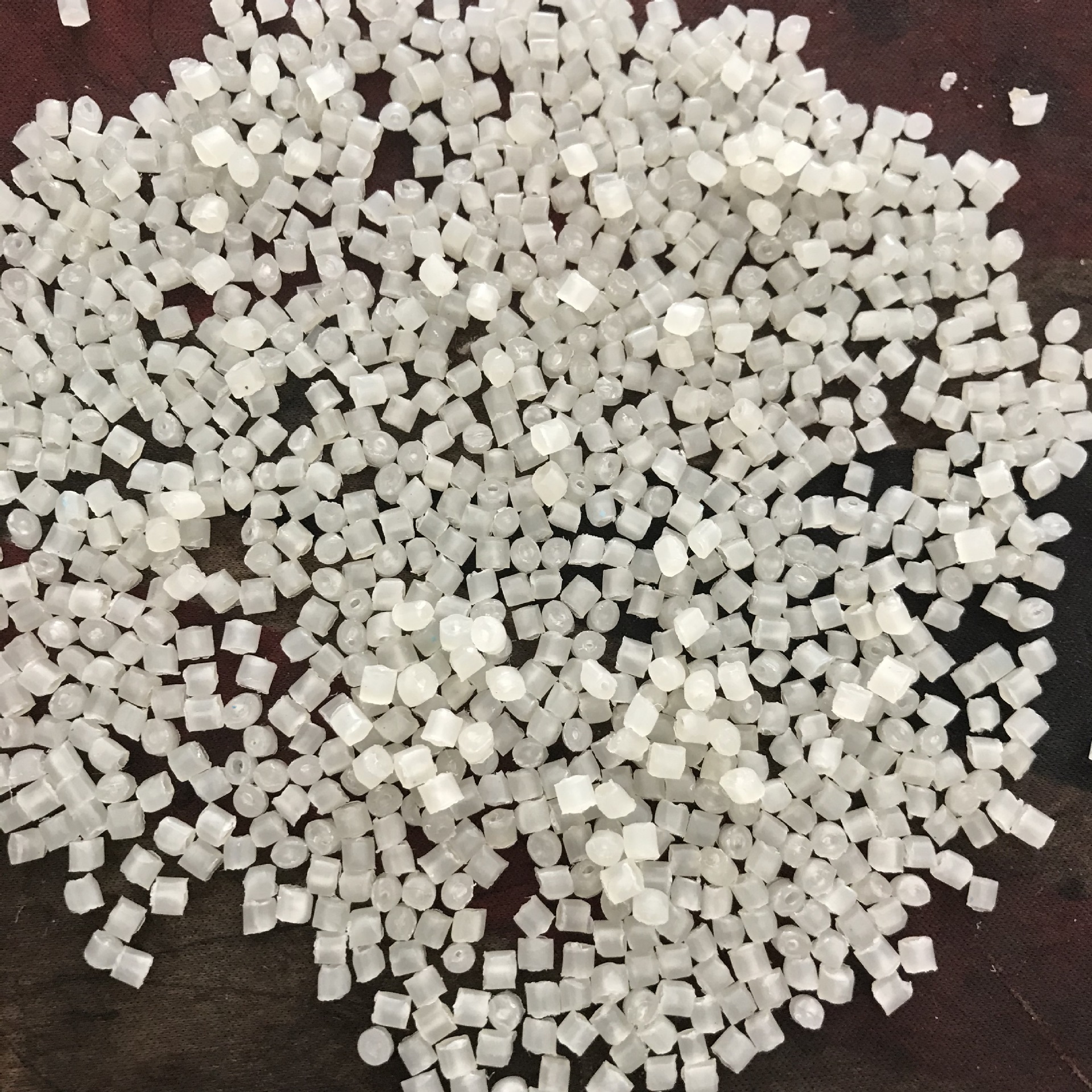 Manufacturers sell transparent translucent PP crushing recycled particles injection drawing water mouth material PP recycled particles