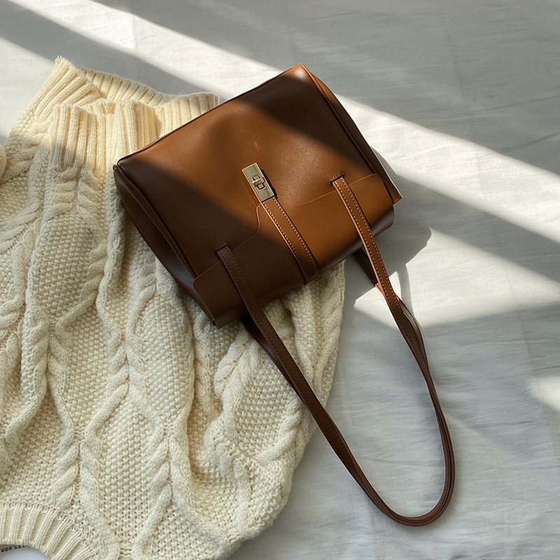 Soft Leather Large Capacity Fashionable Retro Flip Commuter Bag Women's 2025 Autumn and Winter New Single Shoulder Satchel Tote Large Bag