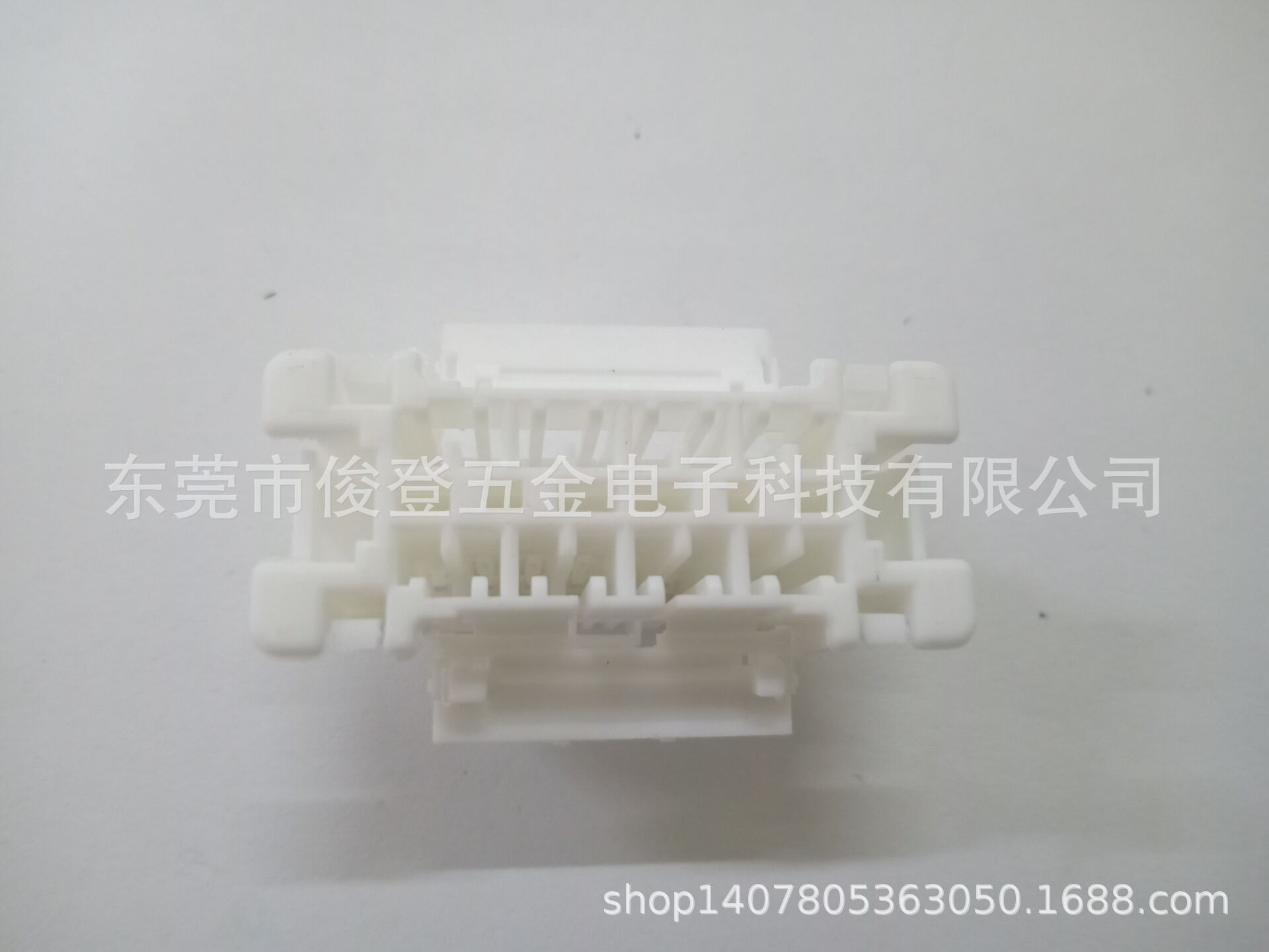 The manufacturer sells OBD2 female head, suitable for Toyota and Nissan wiring harness