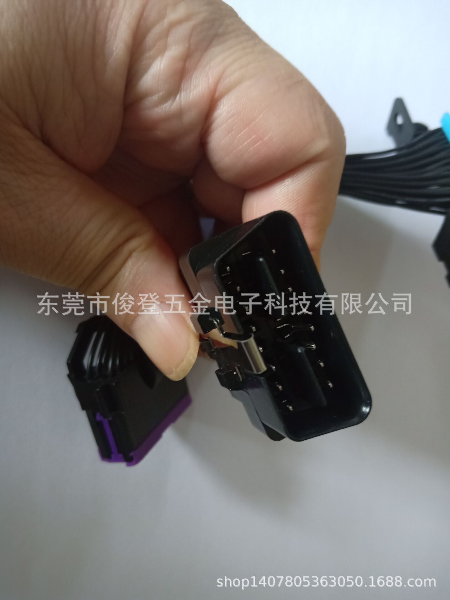 The manufacturer sells OBD2 one-two extension cord, suitable for Buick and Volkswagen cars.