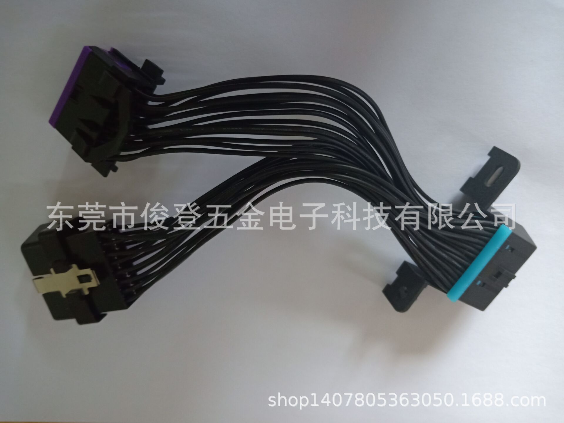 The manufacturer sells OBD2 one-two extension cord, suitable for Buick and Volkswagen cars.