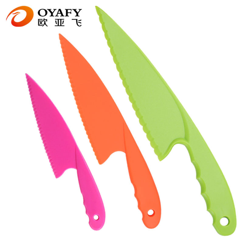 Three-piece Children's cake knife plastic fruit knife small chopping board kindergarten vegetable cutting knife cutting board bread dessert knife