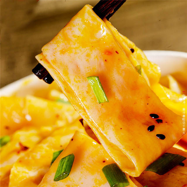 Akuan red oil noodle 110g * 1 bag of mashed potato noodles mixed with rice instant noodles cold noodles wide noodles instant food