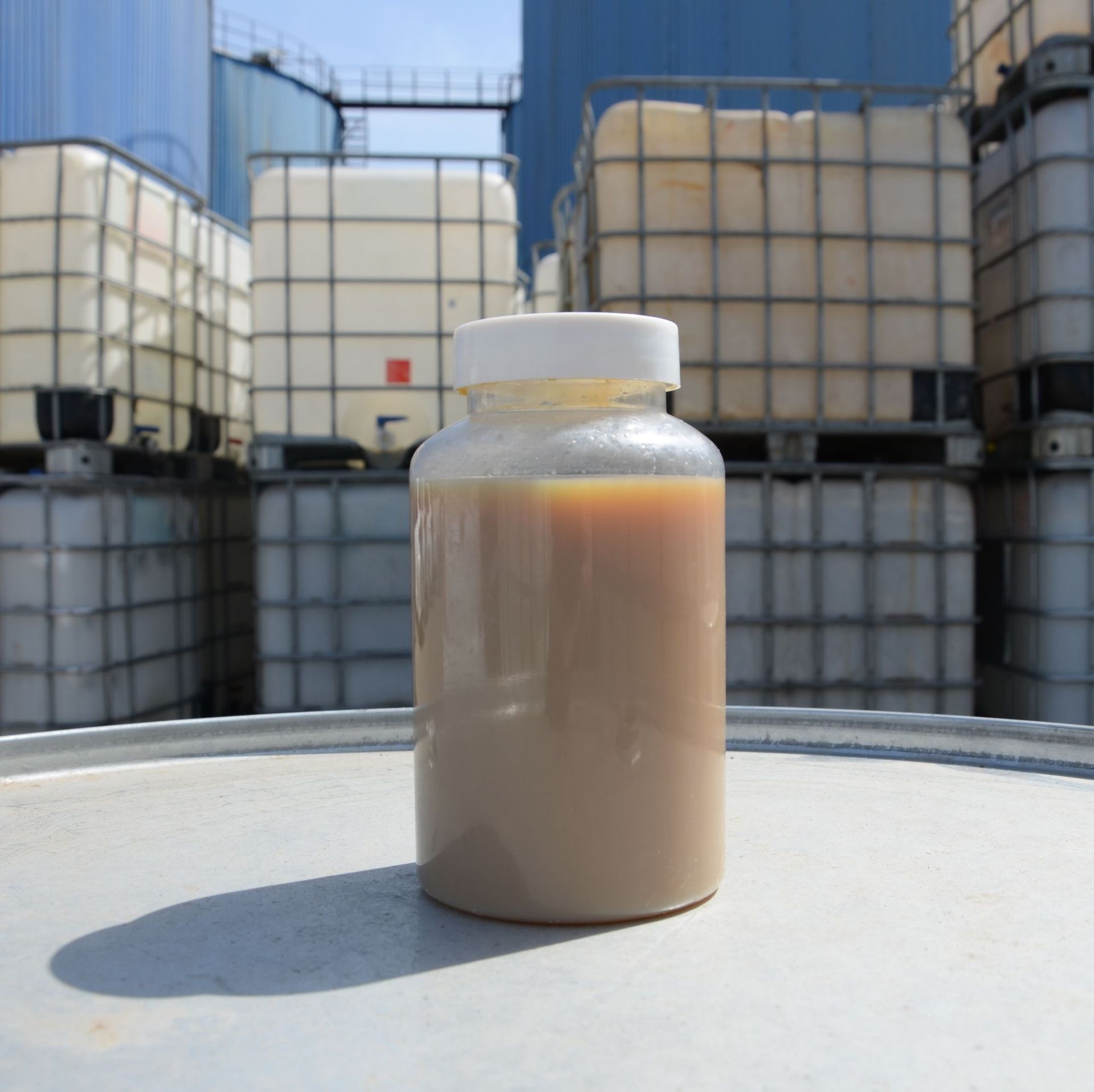 Cationic styrene acrylic surface sizing agent for paper making has good sizing effect and low sales cost