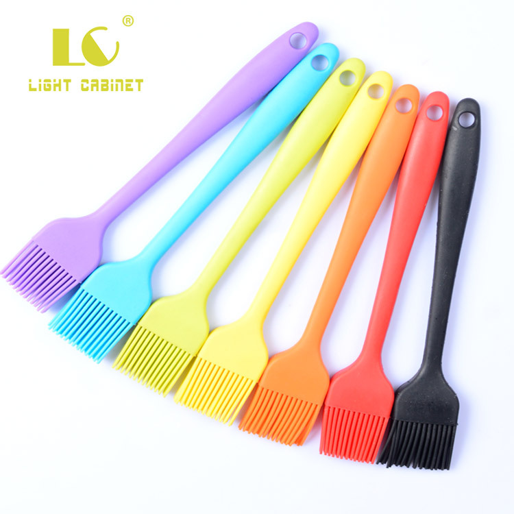 Spot wholesale silicone one-piece oil brush Small 21cm barbecue brush barbecue oil sweep silicone oil sweep