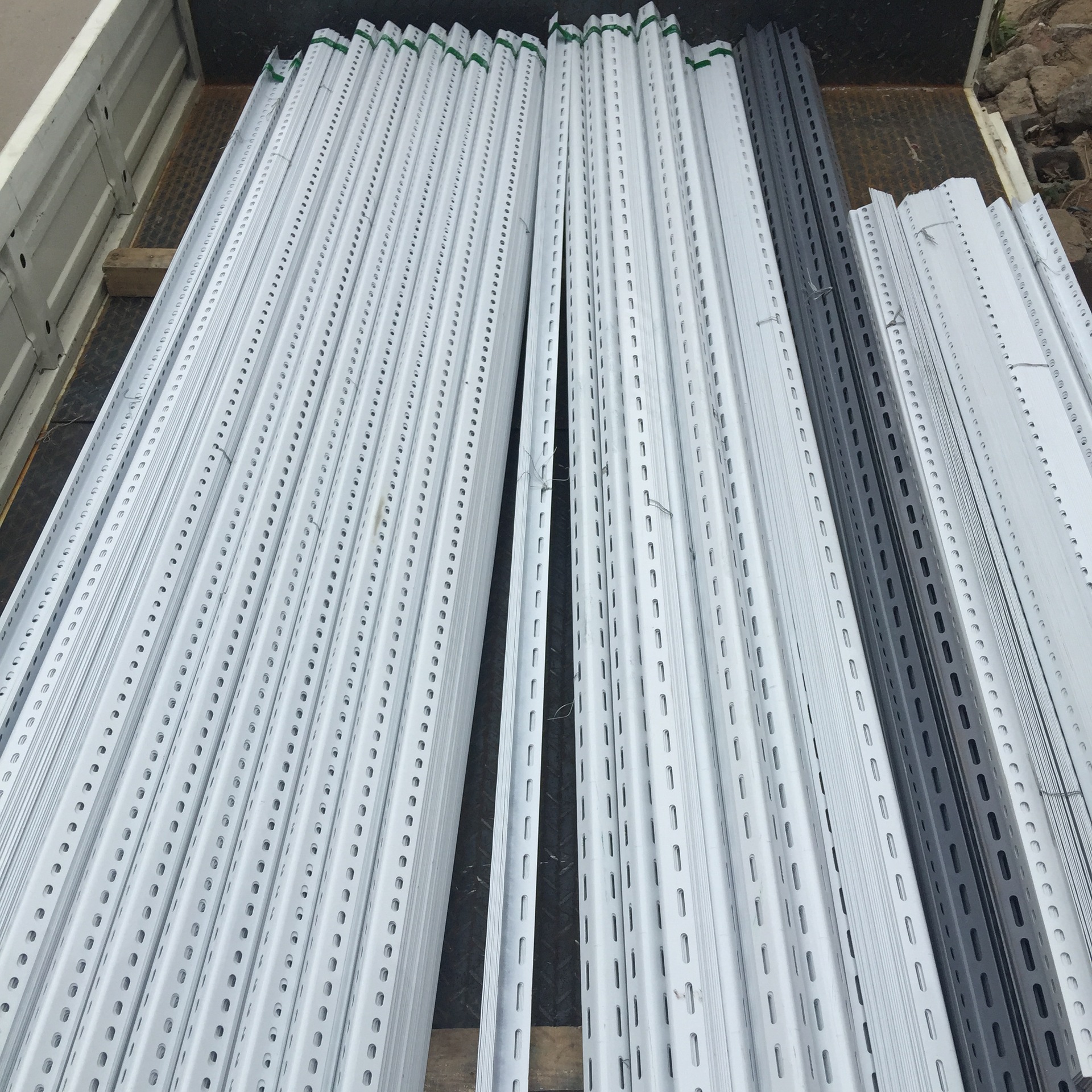 Angle Steel, White Steel Shelves, Triangular Steel Strips, Perforated Angle Iron Brackets, Perforated Angle Steel with Holes