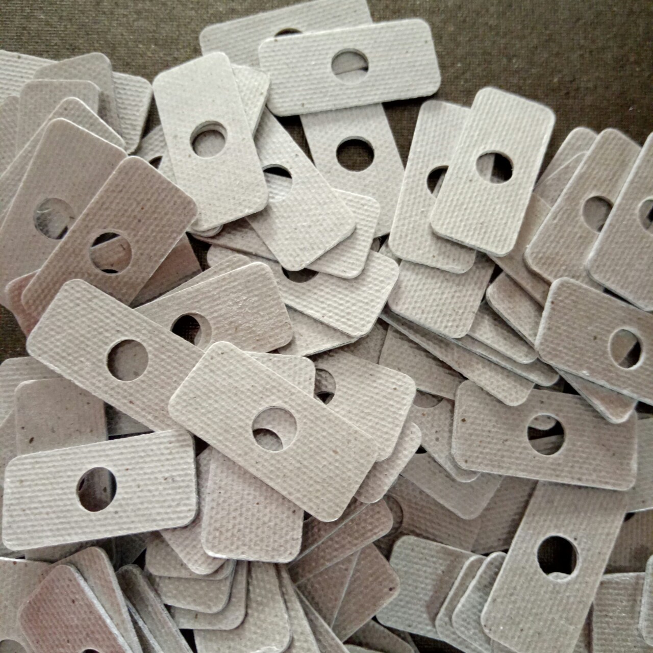 Manufacturers Produce Various Sizes of Mica Sheets, Mica Washers, Insulating and High-Temperature Resistant Hair Dryer Mica Sheets