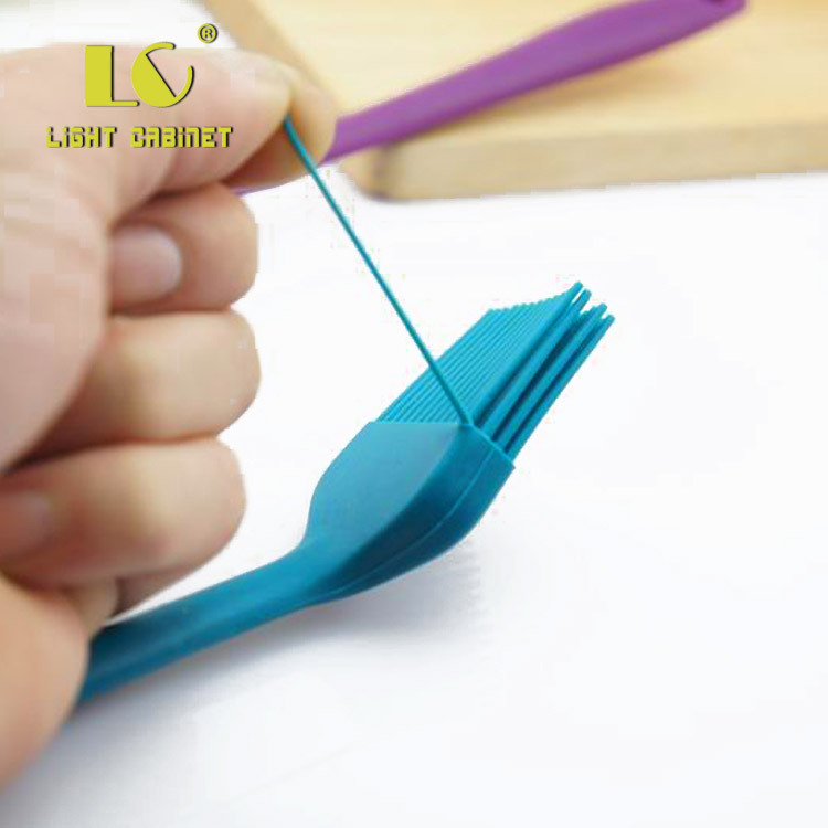 Spot wholesale silicone one-piece oil brush Small 21cm barbecue brush barbecue oil sweep silicone oil sweep