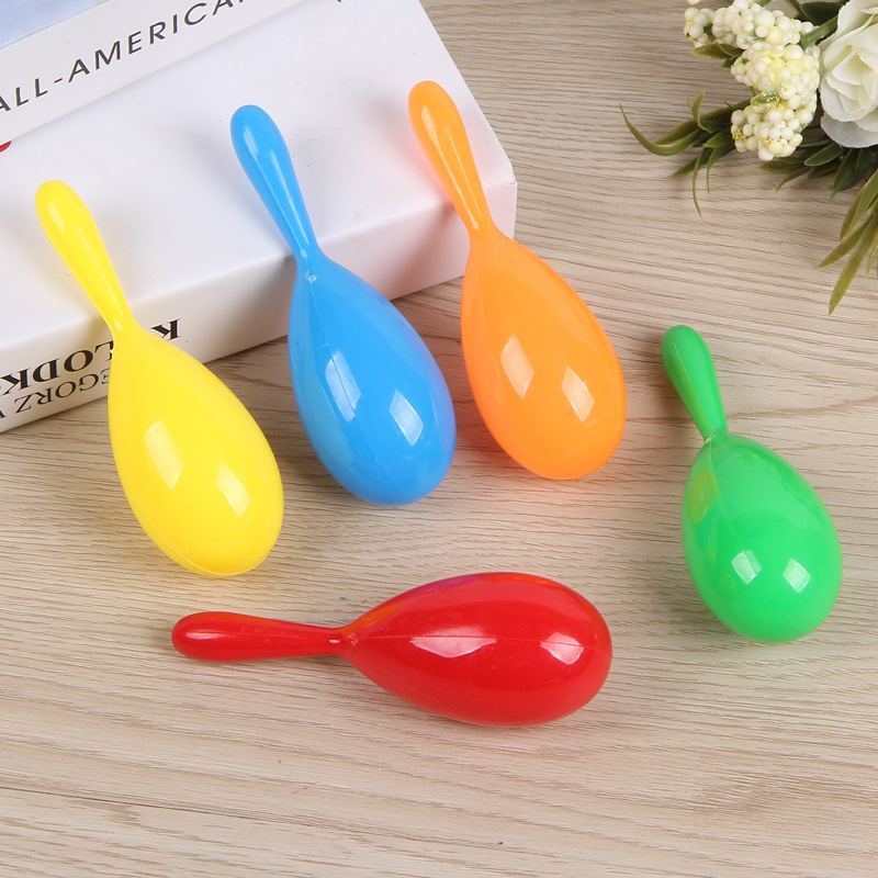 Оптовая продажа 11 см маленьких пластиковых маракас, игрушки для детского сада, развитие интеллекта, погремушки для младенцев