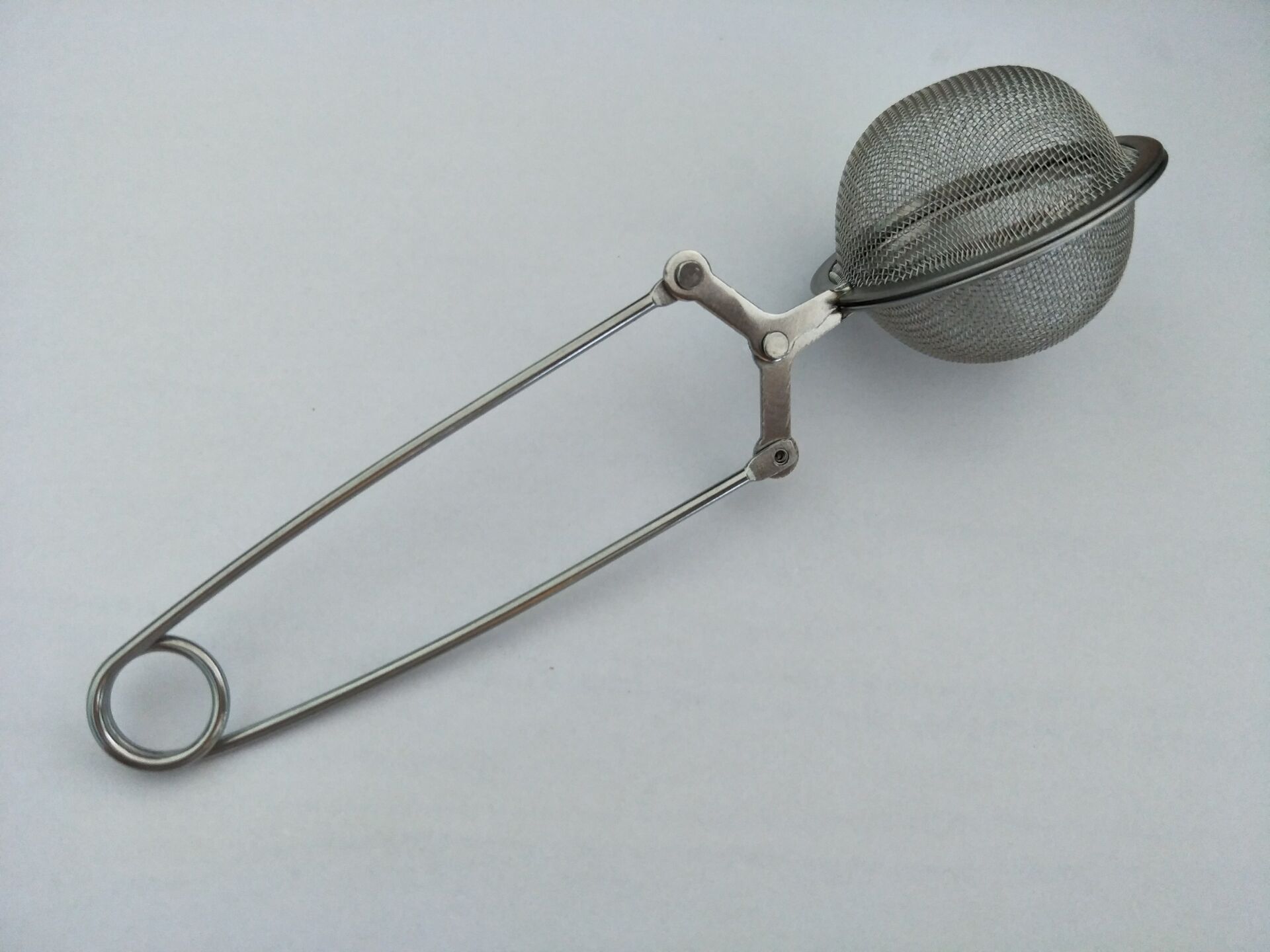 Factory wholesale stainless steel handle tea clip strainer tea ball new tea strainer creative kung fu tea tea making tea set