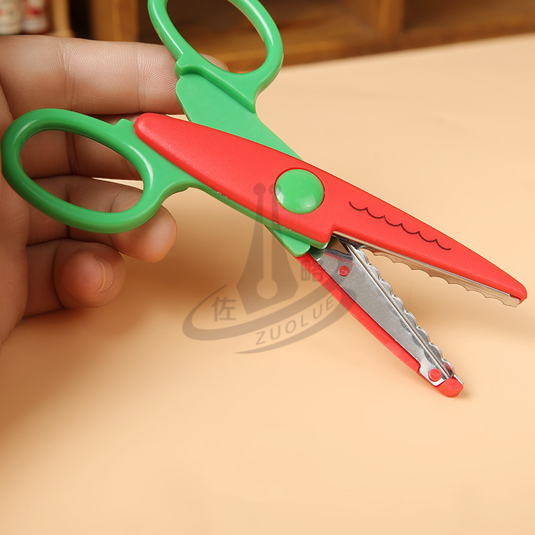 Child safety plastic handmade DIY photo album photo lace scissors student scissors 5 inch kindergarten fun scissors