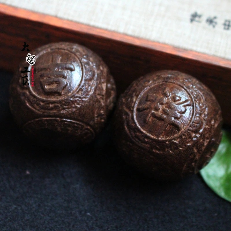 Manufacturer Wholesale Vietnamese Agarwood Wood Ornaments Leather Black Wood Carving Handle Pieces Handicrafts Wholesale
