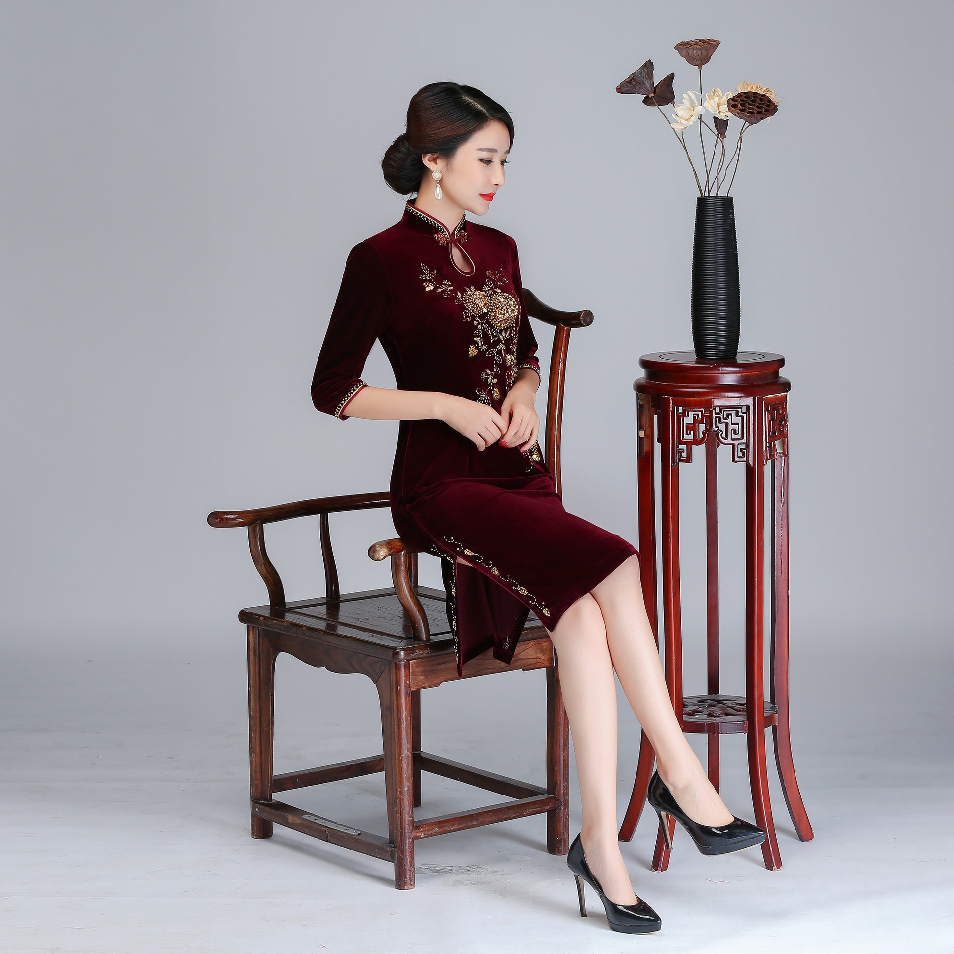 New gold velvet cheongsam retro improved beaded long plus size middle-aged and elderly catwalk show wholesale slim cheongsam show women