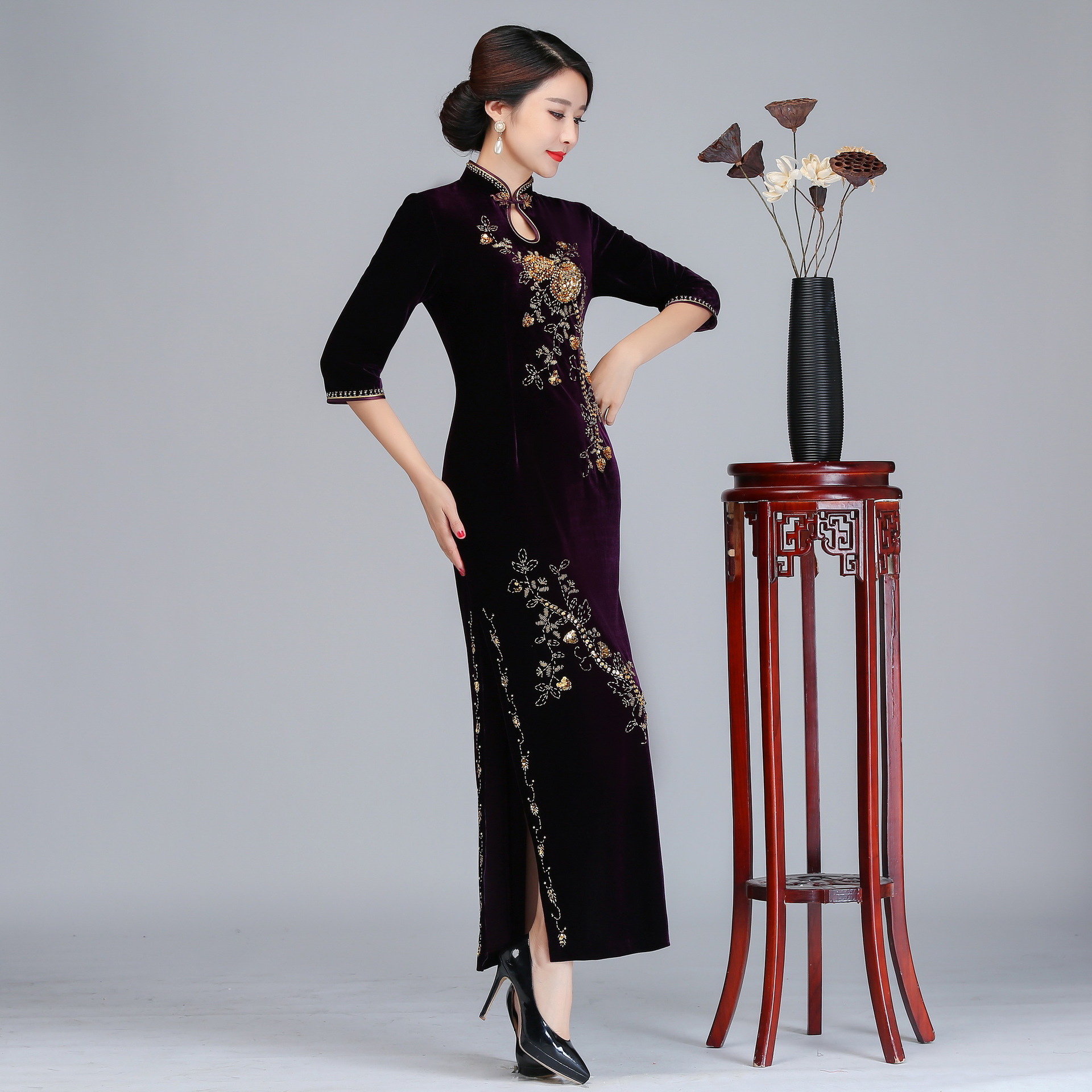 New gold velvet cheongsam retro improved beaded long plus size middle-aged and elderly catwalk show wholesale slim cheongsam show women
