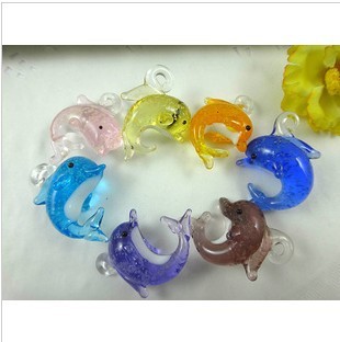 Поставки стеклянных изделий, маленькие ювелирные изделия, цветное стекло, светящиеся дельфины