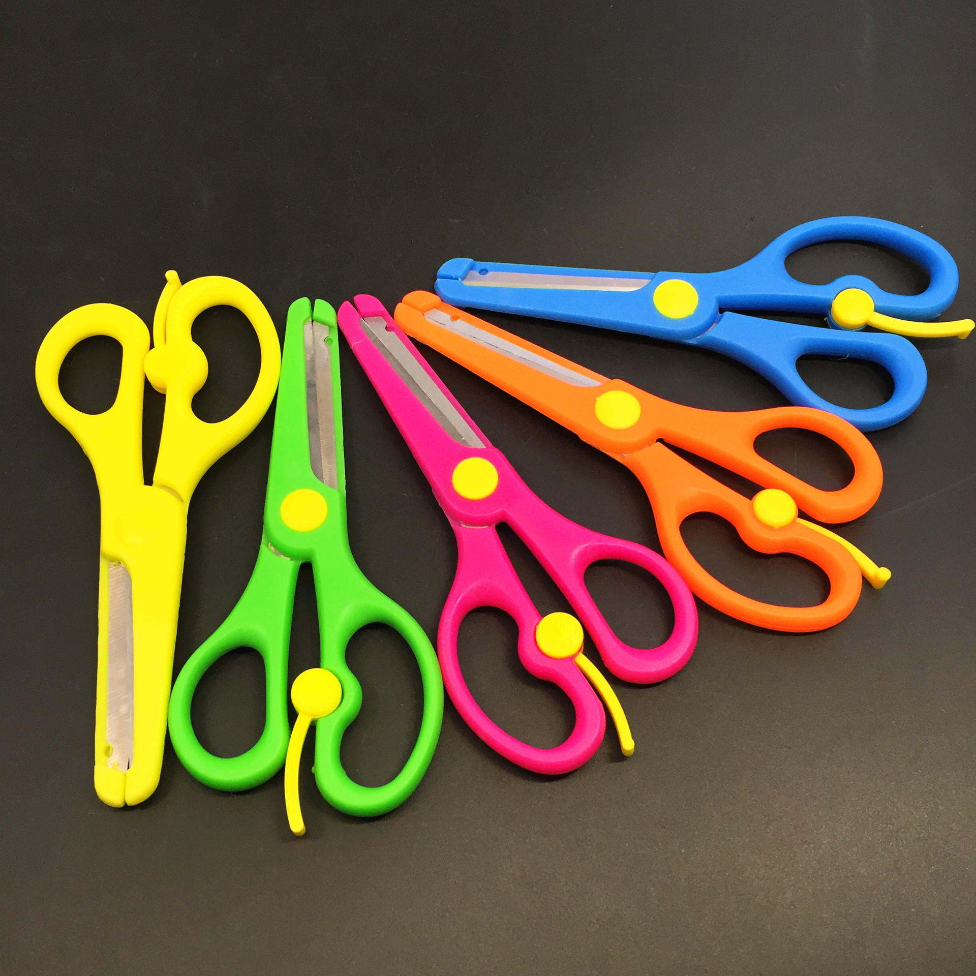 Ручные ножницы для студентов, креативные детские ножницы, экономящие силы, эластичные ножницы, безопасные ручные ножницы, пластиковые ножницы для скручивания рук