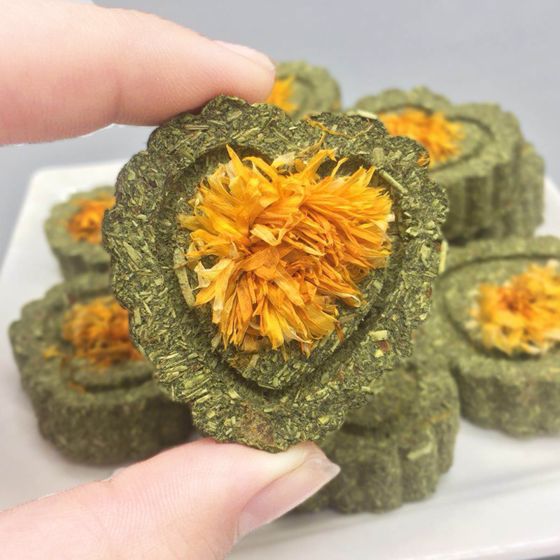 Оптовая продажа травяных пирожных для жевания для кроликов, морских свинок, шиншилл, игрушки для жевания для снятия скуки и точения зубов